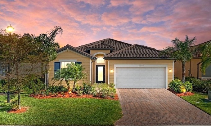 Gateway House | Modern 6-year new single house in mint condition! Fenced yard with a pond view.