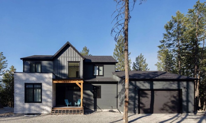 East Kootenay Cabin | Modern, 7 bedroom all-season cabin on Lake Koocanusa