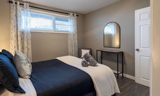 Regina House | Modern | 75" 4KTV & Wii | Fire Pit | Standing Desk Dual Monitors | 3 min to RCMP