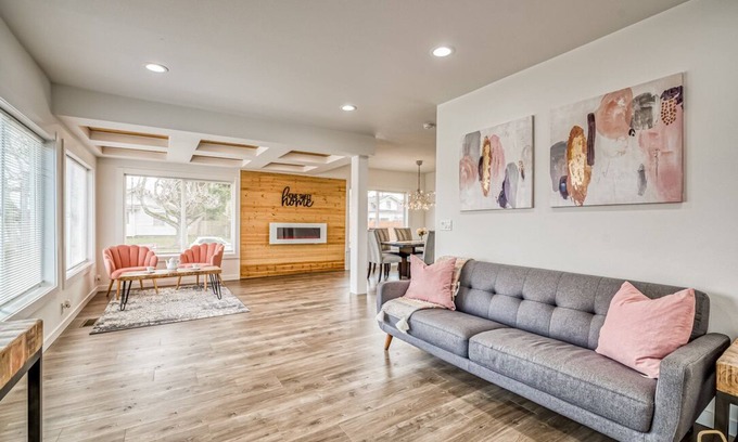 Eastside House | Modern 8 BR duplex in Tacoma! -Both sides included