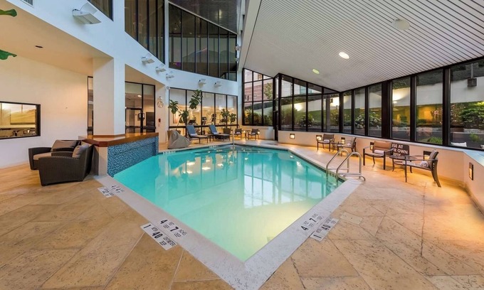 White Plains Hotel | Modern Accommodation in White Plains! Enjoy Indoor Pool & Free Airport Shuttle!