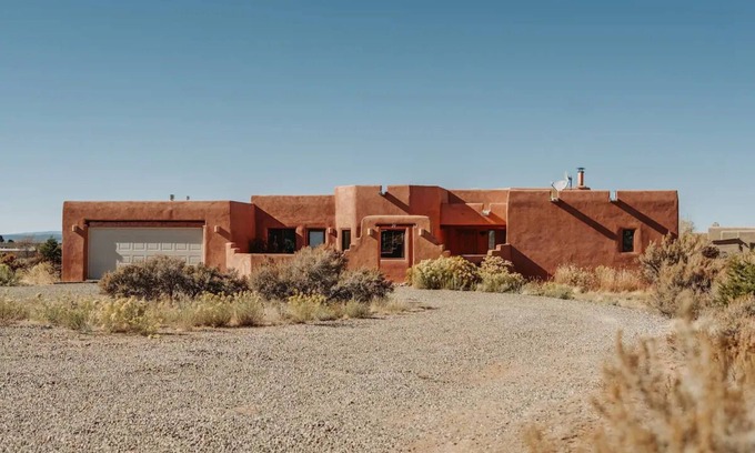 Ranchos De Taos House | Modern Adobe - Hot Tub - Game Room - Close to Ski Resorts- 10 min to Downtown!