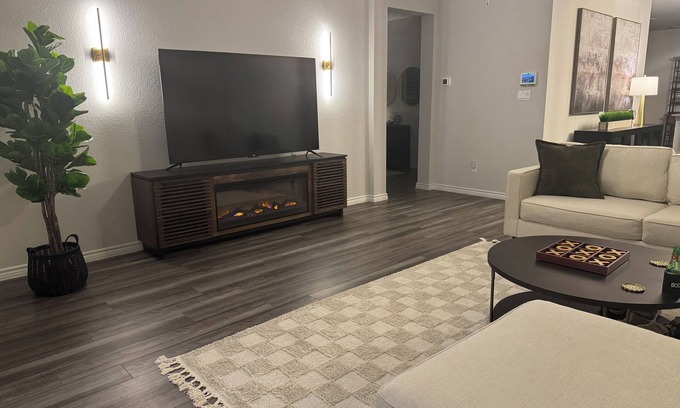 Wellborn House | Modern Aggie-Friendly Retreat - 15 mins to Kyle Fieldn