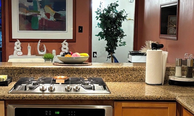 Bellwood Condo | Modern Airport Oasis -Minutes from O'Hare Airport and Downtown Chicago