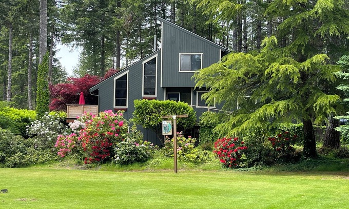 Union House | Modern Alderbrook pet-friendly retreat.