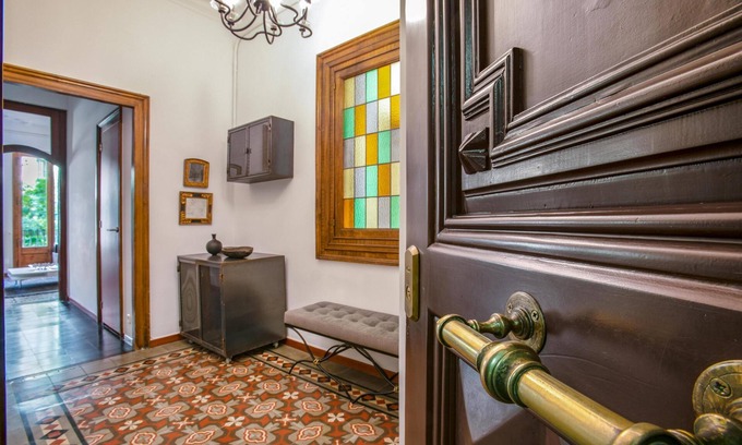 L'Antiga Esquerra de l'Eixample Apartment | Modern Amenities, Antique Charm in the Upscale Eixample district