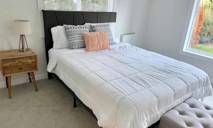 Bitter Lake House | Modern and bright 4 beds-easy commute to downtown!