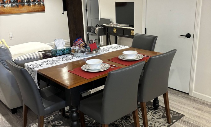 Brentwood Bay House | Modern and clean 1 BR suite 5 minutes from Butchart Gardens