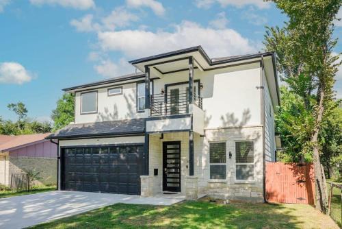 West Dallas House | Modern and Comfortable Home Close to Downtown
