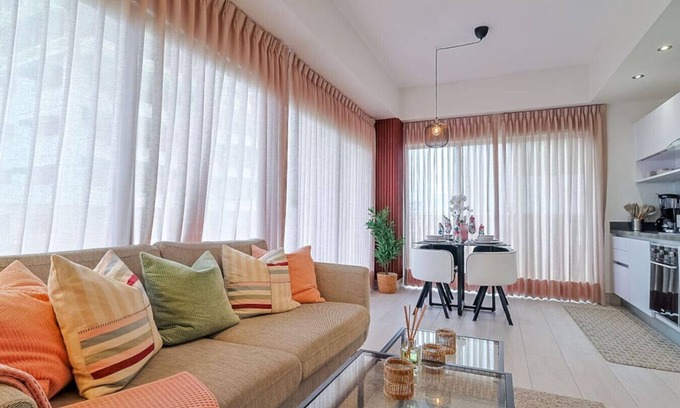 Sarasota Apartment | Modern and Cozy 1BR Condo, Fast Wi-Fi, Full AC, Roof Top Pool, King Bed.
