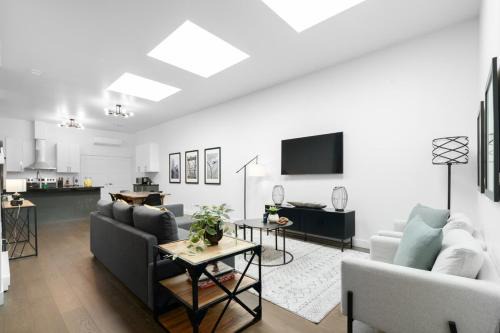 La Petite-Patrie Apartment | Modern and Cozy 2bdr near St-Hubert Plaza
