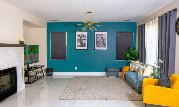 Moreno Valley House | Modern and cozy 5 bedroom/4 bathroom house