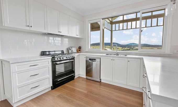 Ellaswood House | Modern and elegant 5 bedroom farmhouse with magnificent views