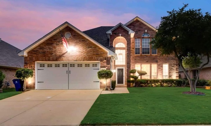 Fossil Creek House | Modern and Luxury DFW Mansion with Backyard Oasis
