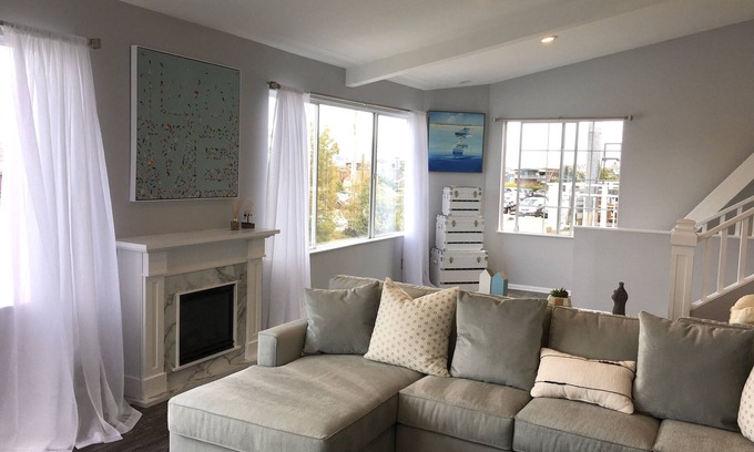 Marin City Boat Rental | Modern and Spacious 2 Bedroom Houseboat Living