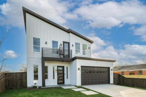 West Dallas House | Modern and Spacious High End Home near Downtown
