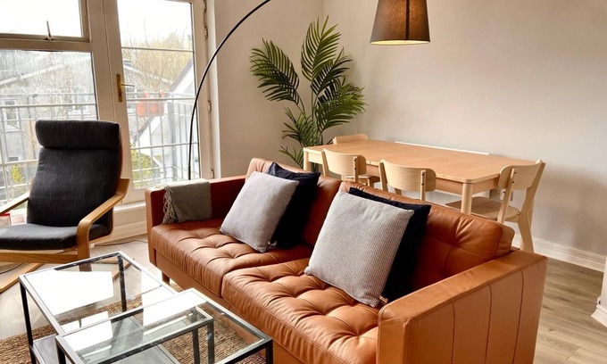 Roscoe Apartment | Modern and Spacious No. 6 - sleeps 6 - free parking