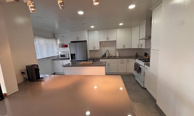 South Arroyo Apartment | Modern and Spacious Urban Retreat in Pasadena: 2 bd + 2 ba apartment with office