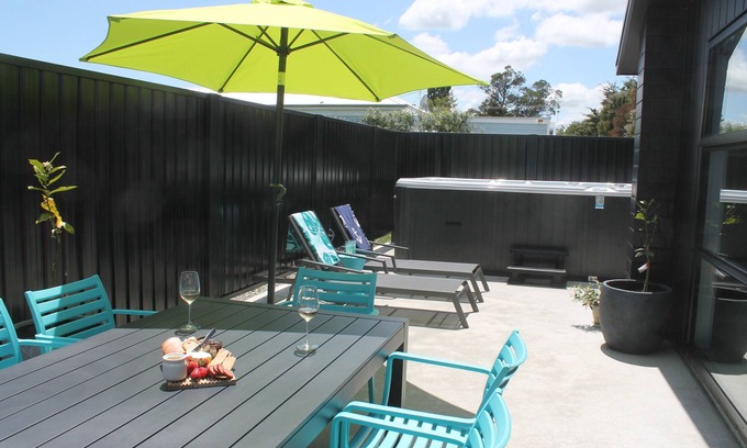 Martinborough House | Modern and well-appointed with Large hot spa/plunge pool