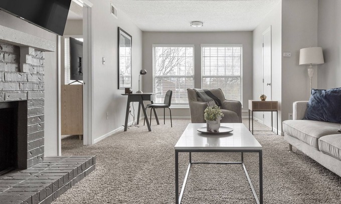 Chesterfield Apartment | Modern Apartment in Prime Location (ID8033)