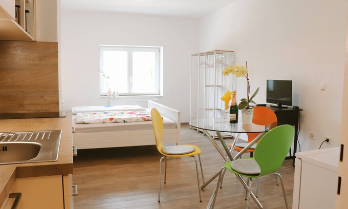 Kraiburg Apartment | ✰ Modern apartment ✰ 1-2 pers | parking | WLAN