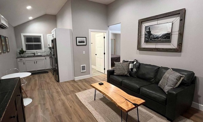 Manito Apartment | Modern Apartment 2 blocks from Manito Parkn