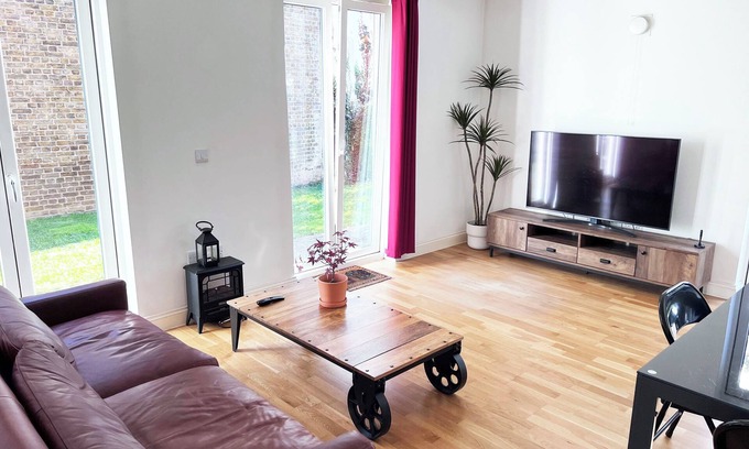 New Cross Apartment | Modern Apartment, 3 Bedrooms, Queens Road, London