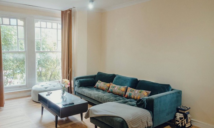 Stroud Green Apartment | Modern Apartment, 3 Bedroom, Sleeps 8, Near Ally Pally, Balcony & Workspace