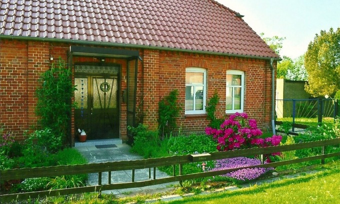 Broock Apartment | Modern apartment 40 sqm, 2 pers., large garden near bathing lake in Broock (Lübz)