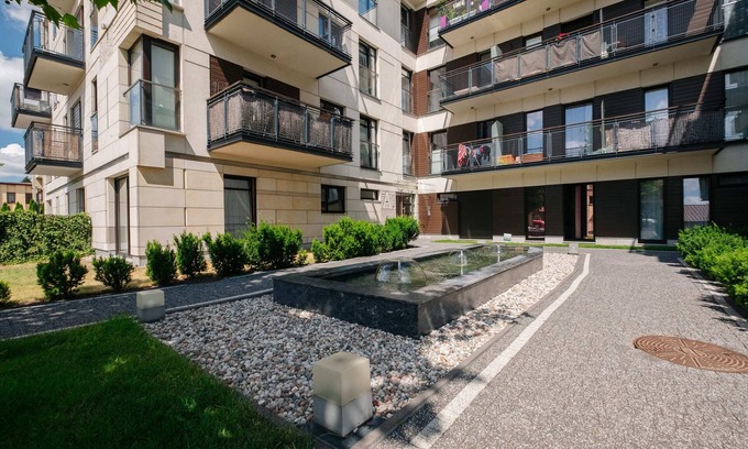 Wlochy Apartment | Modern Apartment Across the Ponds