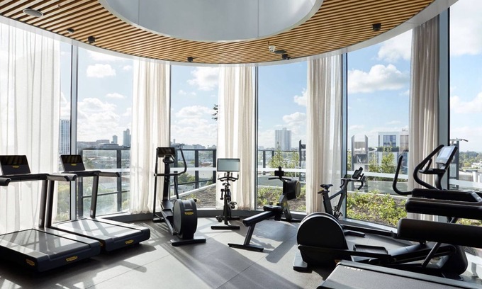South Melbourne Apartment | Modern Apartment With Gym, Sauna, Pool & City Access