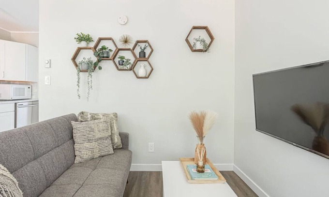 Hope House | Modern Apartment Downtown Hope