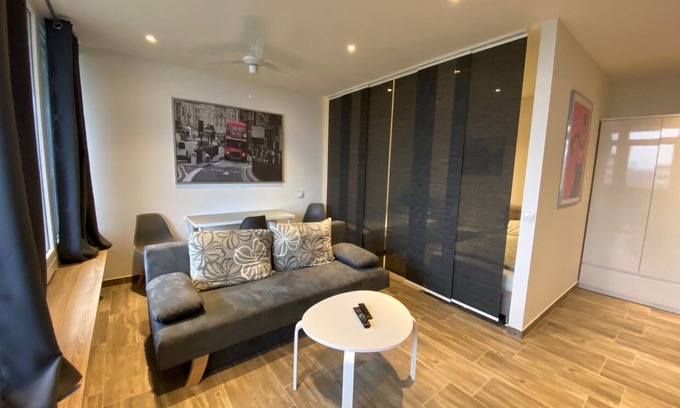 Hochheide Apartment | Modern apartment Duisburg for up to 3 people, with balcony for fitters and vacationers