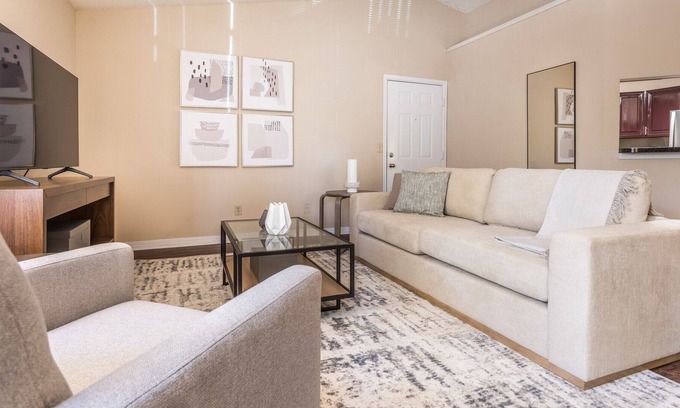 Southside Apartment | Modern Apartment in Prime Location (ID6406X82)
