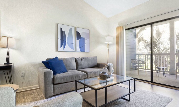 Southside Apartment | Modern Apartment in Prime Location (ID9016X33)