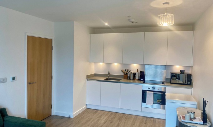 Fairfield Apartment | Modern Apartment in Central Croydon With a View