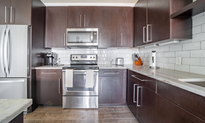 Beachwood Apartment | Modern Apartment in Prime Location (ID3932X6)
