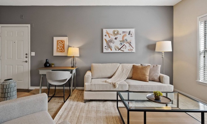 Brentwood Apartment | Modern Apartment in Prime Location (ID8439X05)
