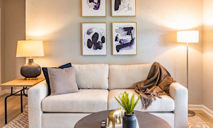 Hermitage Apartment | Modern Apartment in Prime Location (ID4935X54)