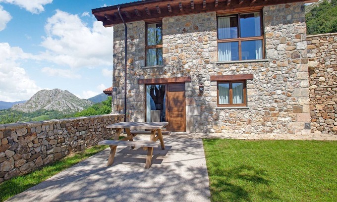 Collia Villa | Modern Apartment in Parres with Garden
