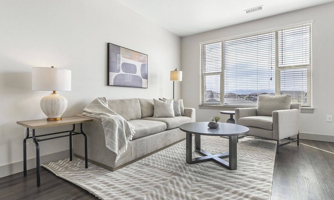 Longmont Apartment | Modern Apartment in Prime Location (ID8582X12)