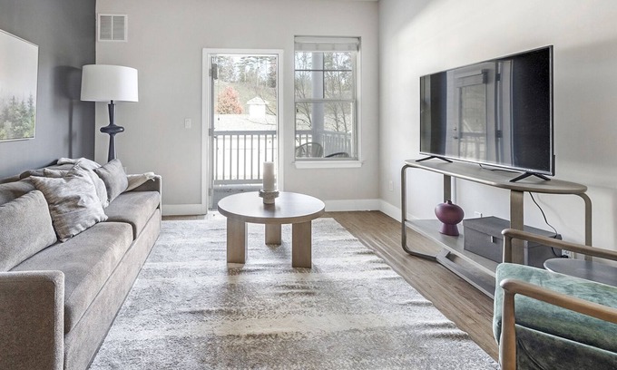 Simsbury Apartment | Modern Apartment in Prime Location (ID8044X07)