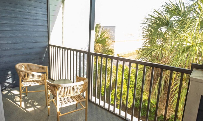 Brandon Apartment | Modern Apartment in Prime Location (ID6446)