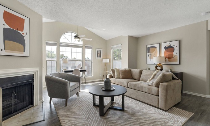 Cordova Apartment | Modern Apartment in Prime Location (ID2764X48)