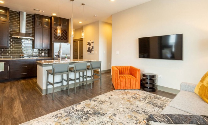 Vickery Meadow Apartment | Modern Apartment in Prime Location (ID917)