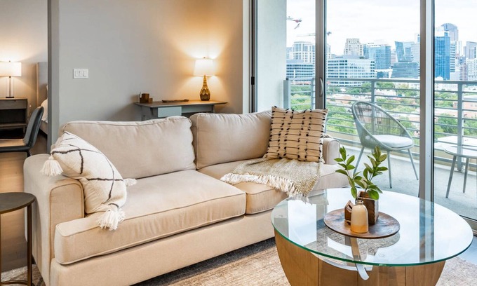 Uptown Apartment | Modern Apartment in Prime Location (ID1513X37)