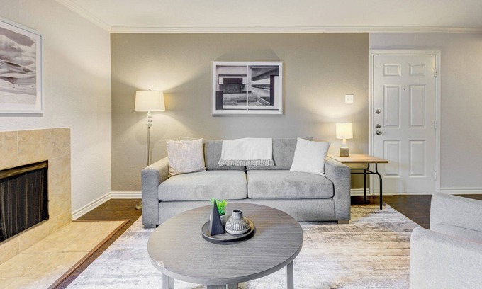 Vickery Meadow Apartment | Modern Apartment in Prime Location (ID6721X00)