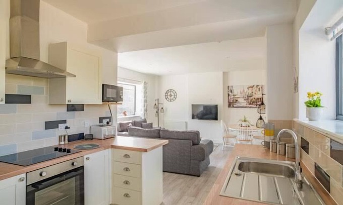 France Lynch Apartment | Modern Apartment in the Cotswolds Sleeps 6