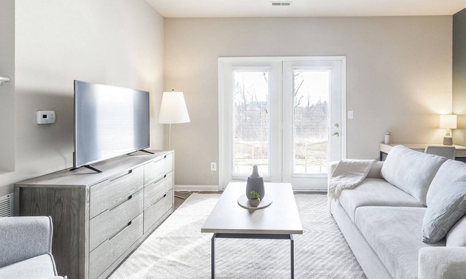 Fort Wayne Apartment | Modern Apartment in Prime Location (ID8693X2)