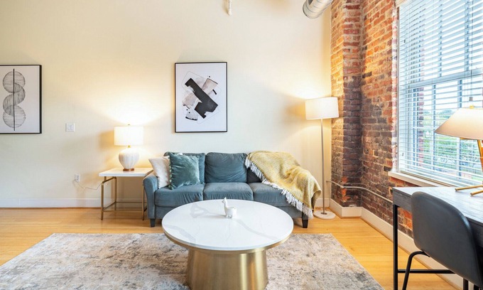 Petersburg Apartment | Modern Apartment in Prime Location (ID3847X50)